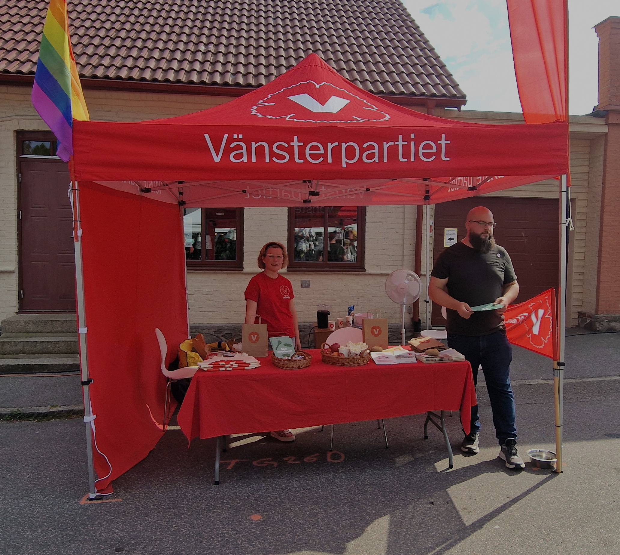 Vänsterpartiets tält på Hörby marknad 2025